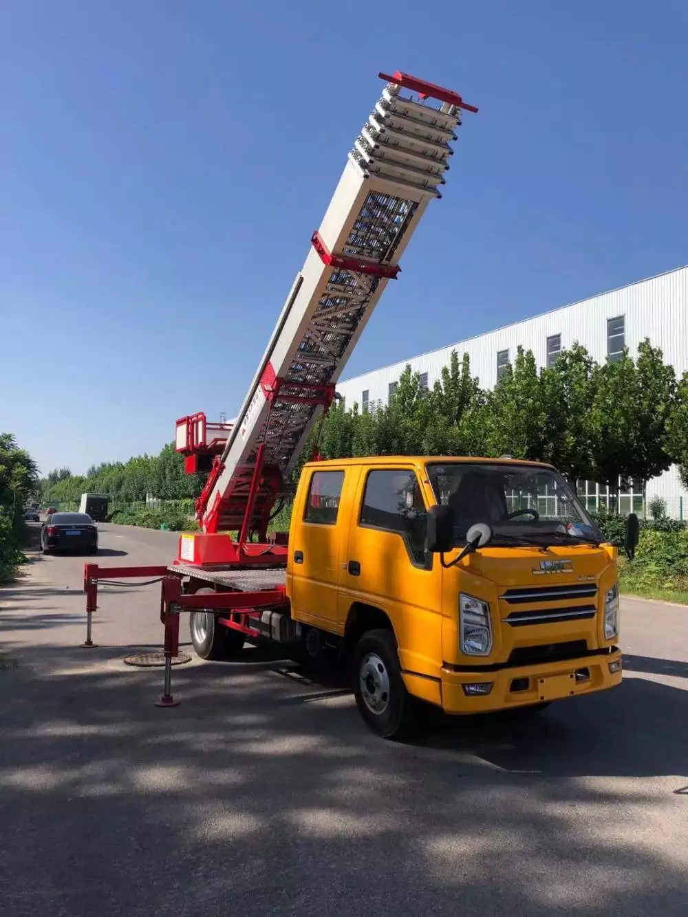 博罗附近的云梯车出租服务：轻松解决高空作业需求